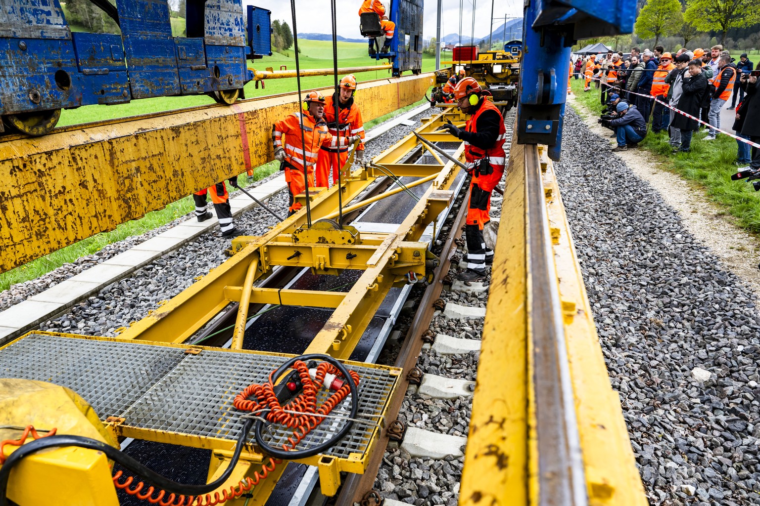 Des ouvriers de l&#039;entreprise Scheuchzer installent la premiere centrale solaire amovible sur voie ferree ouverte au trafic de l&#039;entreprise Sun Ways le jeudi 24 avril 2025 a Buttes dans la co ...