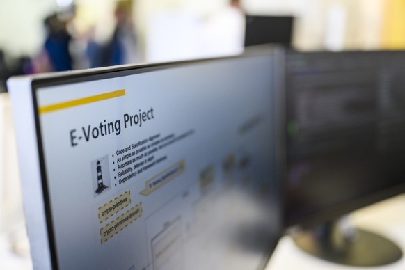 Des ingenieurs de la Poste developpent un nouveau systeme de vote electronique (E-Voting Project) lors d'une visite du nouveau centre de cryptographie de la Poste le mercredi 4 mai 2022 a Neuchat ...