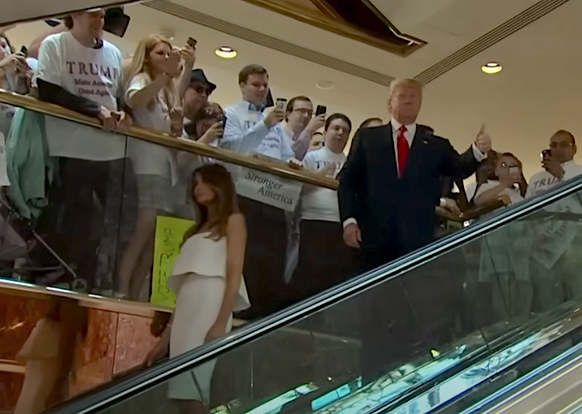Trump débarque sur son escalator, le 16 juin 2025.