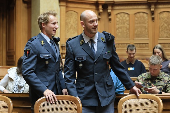 Marco Odermatt, links, und Alex Fiva treffen im Nationalratssaal ein, beim offiziellen Empfang der Olympia Teilnehmer, am Montag, 11. Mai 2026 im Bundeshaus in Bern. (KEYSTONE/Peter Klaunzer)