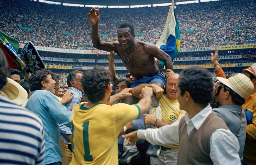 Pelé, porté par ses coéquipiers, lors de la victoire du Brésil à la Coupe du Monde de 1970, au Mexique.