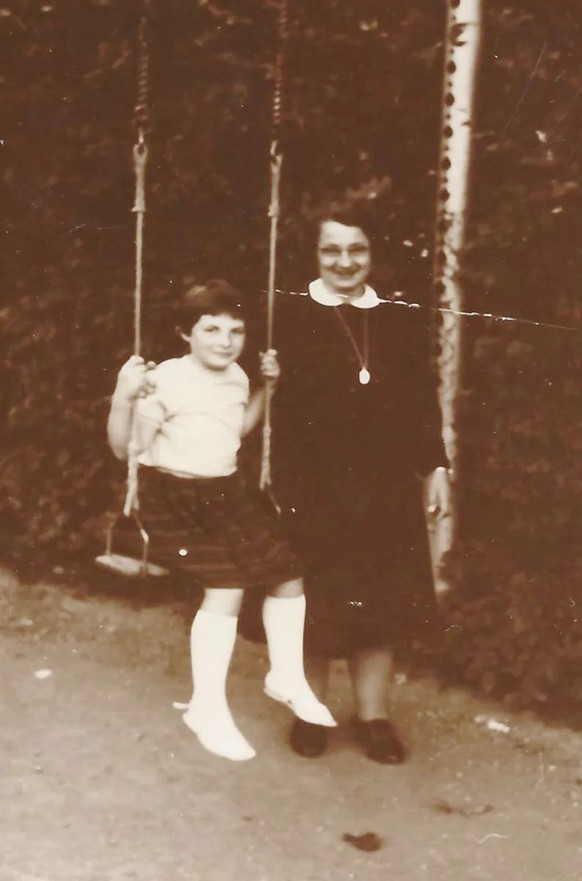 Séparée de sa famille: Ursula avec sa marraine de confirmation, une sœur de l’Œuvre séraphique de charité de Soleure, 1961.