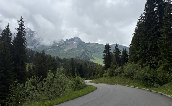L'ascension vers le col de la Croix (1776m).
