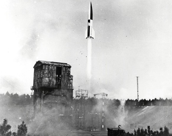 Banc d’essais de la fusée V2 des nazis à Peenemünde, en octobre 1942.
https://commons.wikimedia.org/wiki/File:Launch_of_a_V-2_rocket_(49775376157).jpg