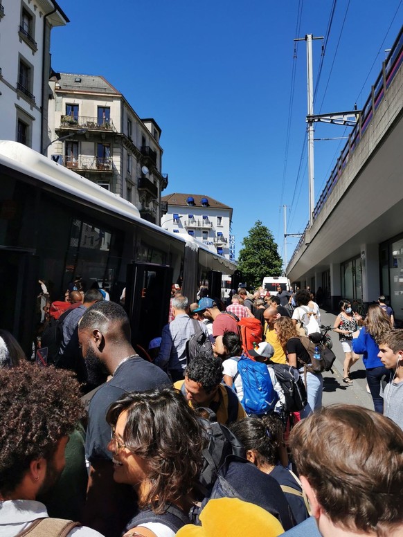 Les voyageurs se ruent sur les bus.