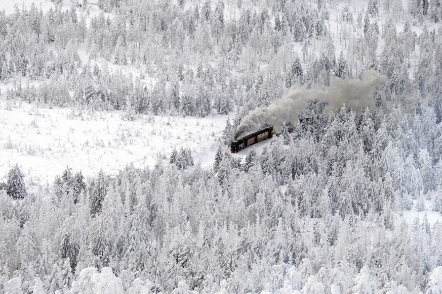 A steam train travels through a snow covered landscape on the way to northern Germany&#039;s 1,142-meter (3,743 feet) highest mountain &#039;Brocken&#039; at the Harz mountains near Schierke, Germany, ...