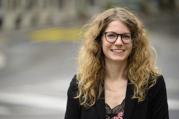 La nouvelle membre du Conseil communal (executif) elue Ilinka Guyot pose pour une photo lors des resultats du premier tour des elections dans les communes du canton de Neuchatel ce dimanche 21 avril 2 ...