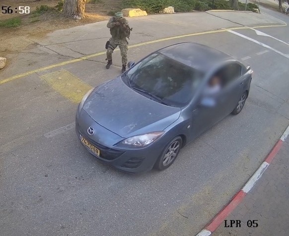 Un milicien du Hamas peu avant d&#039;exécuter des civils israéliens avant d&#039;entrer dans le kibboutz de Be&#039;eri.
