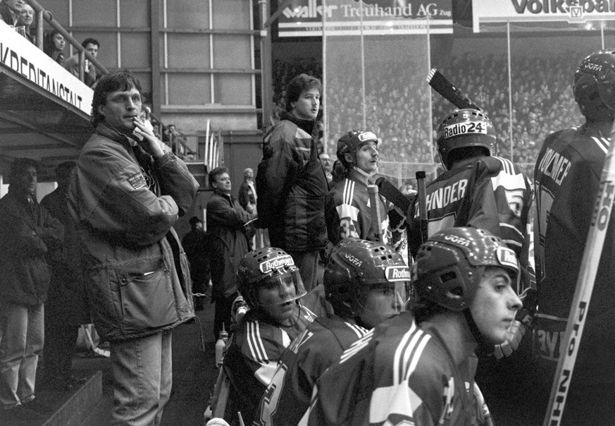 Arno del Curto, links, neuer Trainer beim ZSC, aufgenommen am 16. November 1991 bei seinem ersten Einsatz fuer den ZSC. Die Zuercher verlieren das Spiel gegen den EV Zug mit 2 zu 6 Toren. (KEYSTONE/St ...