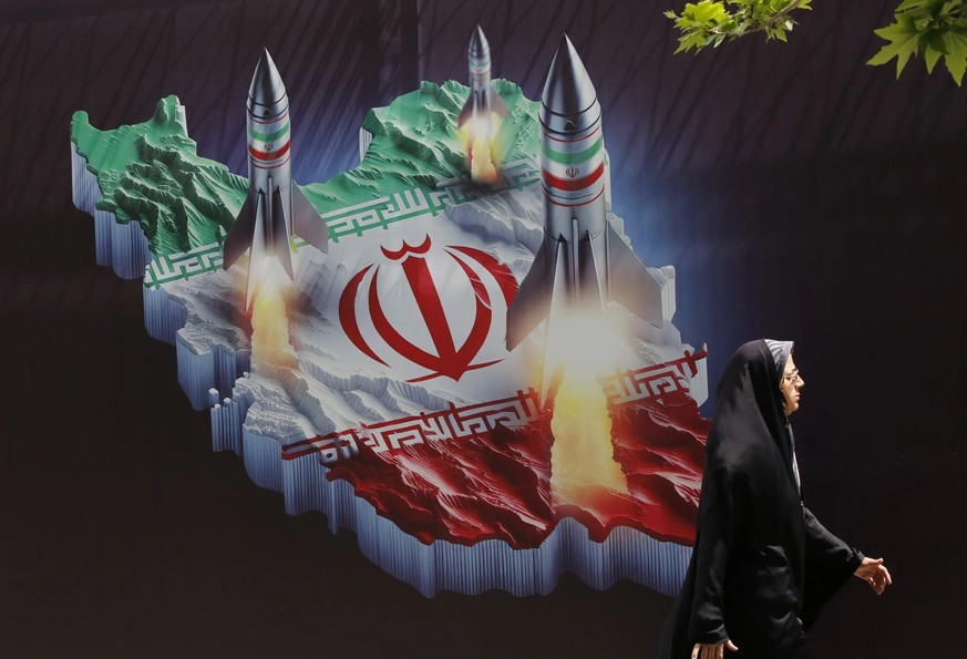 «Si nous ne soutenons pas maintenant le peuple iranien pour se débarrasser du régime, nous aurons échoué»: une femme à Téhéran devant une affiche de propagande du gouvernement.