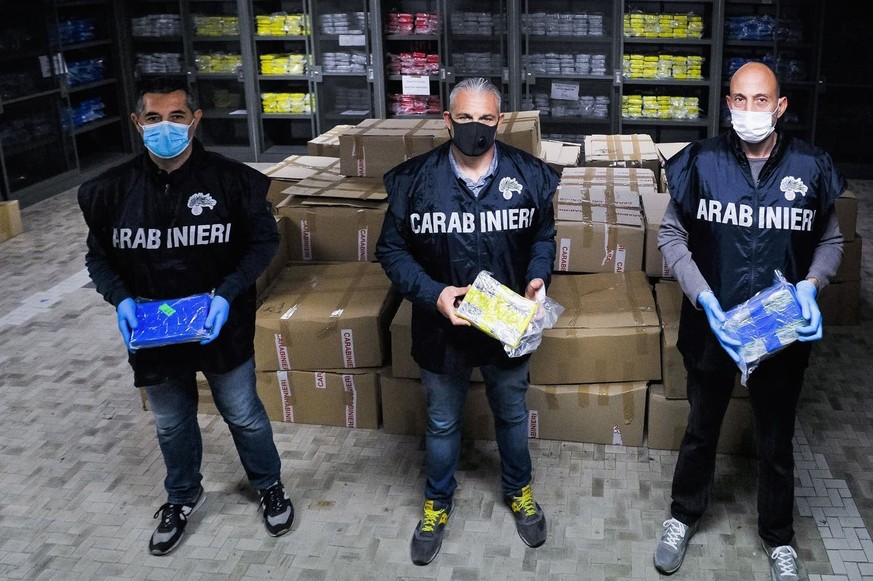 Drogenhandel ist ein Kerngeschäft der Mafia, das riesige Gewinne generiert, die gewaschen werden müssen. Hier ein Bild aus dem Jahr 2015, als die italienischen Carabinieri eine grosse Menge an Kokain  ...