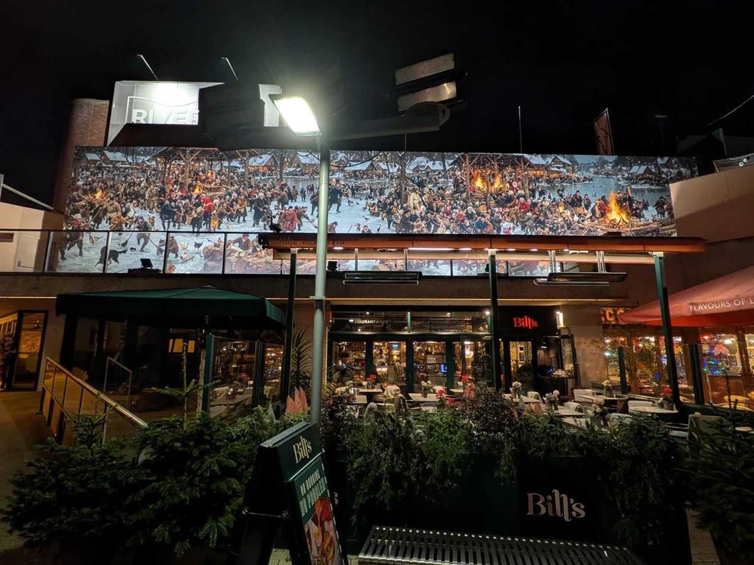 KI-generiertes Wandgemälde, das in London in der Vorweihnachtszeit 2025 für Aufregung sorgte. Riverside Walk in Kingston upon Thames.