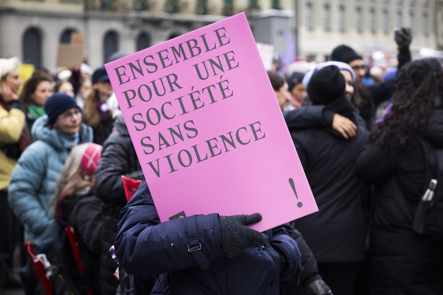 Eine Demonstrantin haelt ein Plakat waehrend einer nationalen Demonstration gegen Gewalt an Frauen, am Samstag, 23. November 2024 in Bern. (KEYSTONE/Peter Klaunzer)