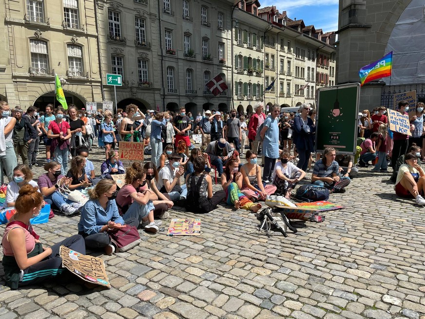 Environ 200 personnes se sont réunies sur la Münsterplatz à Berne.