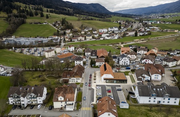 Une vue aerienne du village de Sonceboz-Sombeval le mercredi 6 mars 2024. (KEYSTONE/Laurent Merlet)