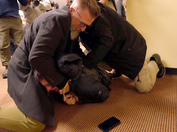 L'individu qui a projeté un liquide sur Ilhan Omar a été plaqué au sol par le service de sécurité.