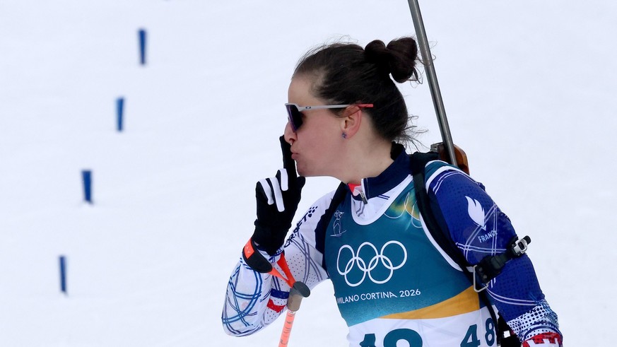 epa12727112 Julia Simon of France reacts after crossing the finish line in the Women's 15km Individual of the Biathlon competitions at the Milano Cortina 2026 Winter Olympic Games, in Anterselva, ...