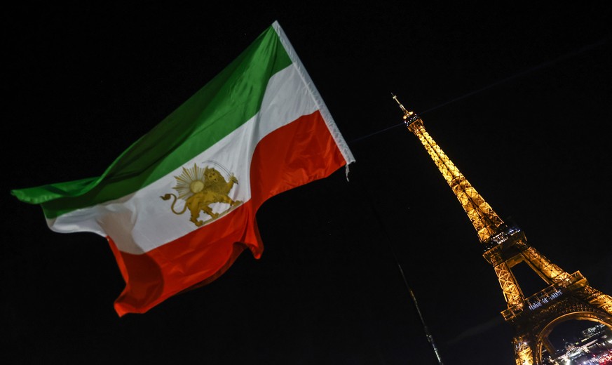 Un drapeau iranien devant la Tour Eiffel, durant une manifestation contre le régime des Mollahs, le 16 janvier 2023.