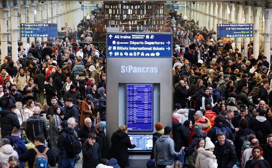 epa11049214 Passengers at Eurostar terminal at St.Pancras International railway station in London, Britain, 30 December 2023. Flooding in southern England has caused numerous cancellations of Eurostar ...