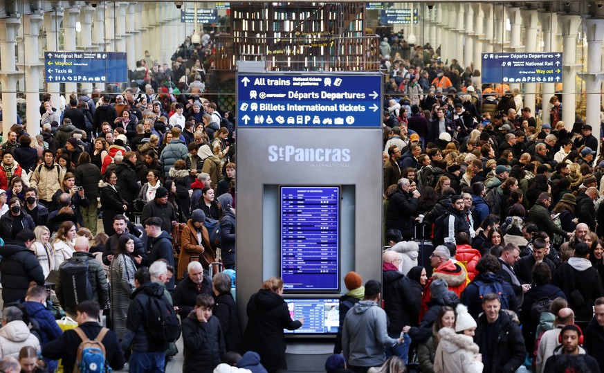 Des milliers de passagers sont bloqués par des inondations.