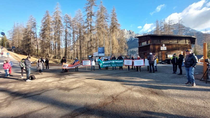 Des manifestants sur le site de la future piste de bob de Cortina.