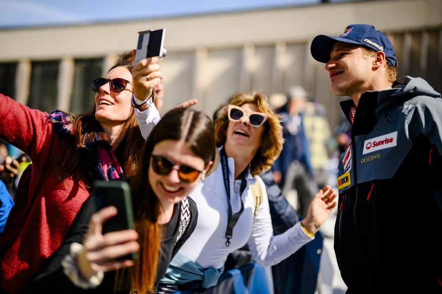 Marco Odermatt pose pour ses fans.