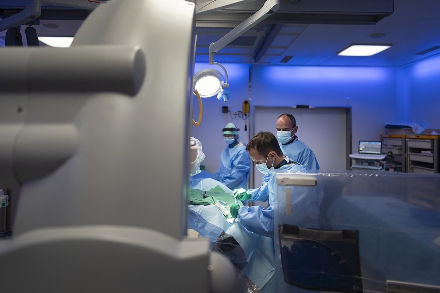 Dr. Stephane Fournier, chef de clinique cardiologie du Centre hospitalier universitaire vaudois (CHUV) opere une personne avec un probleme de coeur dans la salle de catheterisme le mardi 23 aout 2022 ...