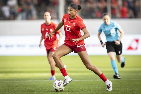 Switzerland&#039;s Sydney Schertenleib plays the ball during a women&#039;s international friendly soccer match between Switzerland and Czech Republic ahead of the UEFA Women&#039;s EURO 2025 at the S ...
