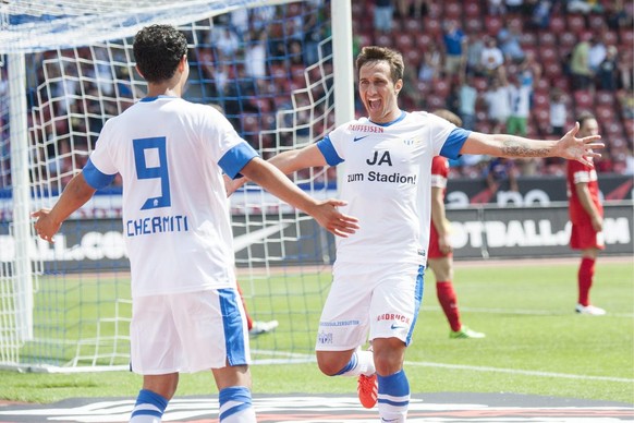 FCZ Torschuetze Spieler Mario Gavranovic, rechts, jubelt mit seinem Mitspieler Amine Chermiti zum 1:0 Goal beim Fussball Meisterschaftsspiel der Super League zwischen dem FC Zuerich und dem BSC Young  ...