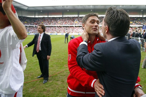 A gauche, le president du FC Sion, Christian Constantin, et au centre, l&#039;entraineur Christophe Moulin celebrent la victoire avec le directeur Dominique Massimo, au stade du Wankdorf a Berne apres ...