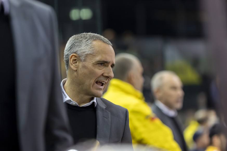Geneve-Servette&#039;s Head coach Jan Cadieux (GSHC) talks to his players, during a National League regular season game of the Swiss Championship between Geneve-Servette HC, GSHC, and HC Ambri-Piotta, ...
