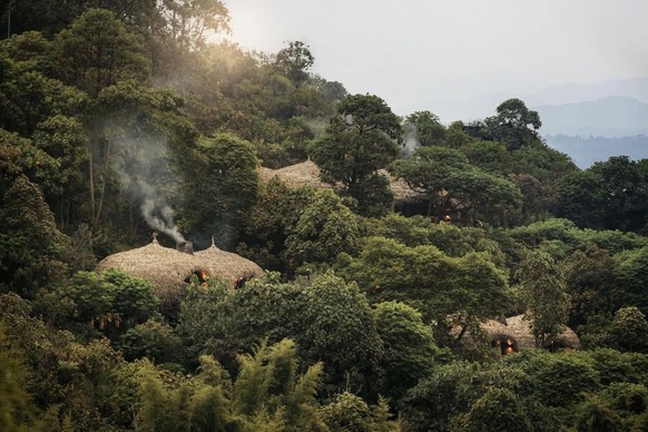 Perdus dans la jungle, es bungalows futuristes en forme de nid du Bisate Resort, au Rwanda, se nichent dans l’amphithéâtre d’un cône volcanique éteint et réinterprètent l’architecture traditionnelle r ...