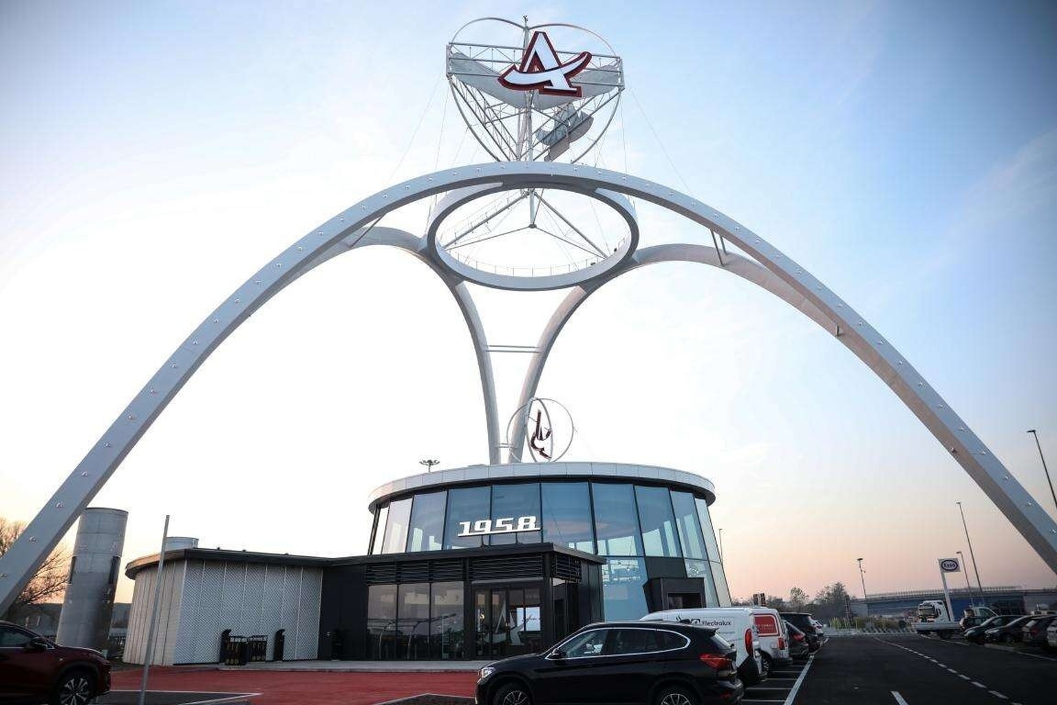 Following the opening in 1947 of the first foodservice point on the Turin-Milan motorway, near the Novara toll-station, built by Mario Pavesi as a “Pavesi biscuit factory refreshment point”, the 2nd m ...