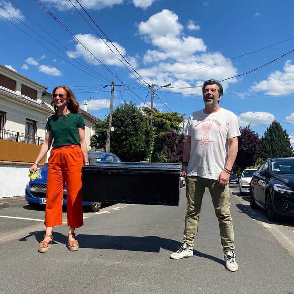Stéphane Plaza avec Sophie Ferjani, décoratrice d'intérieur, toujours avec un seul coffre pour déménager une maison entière.