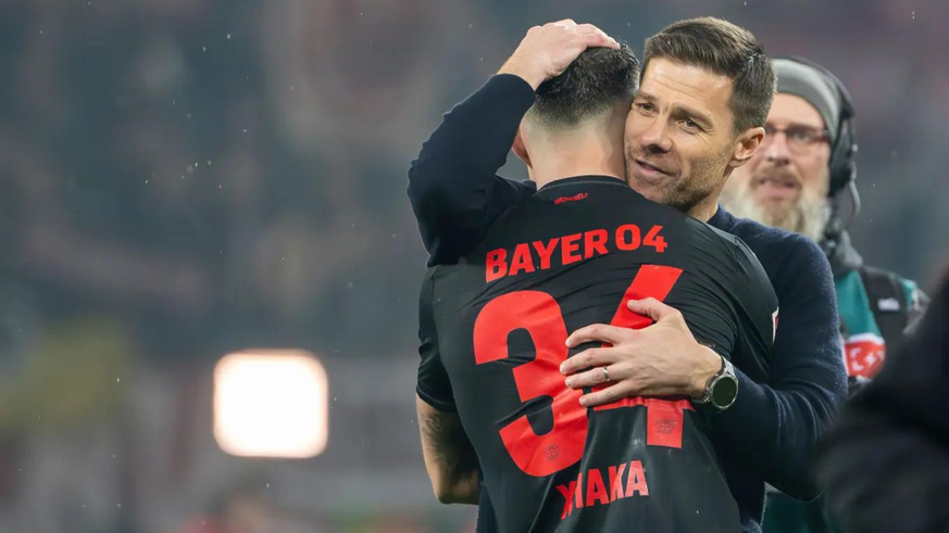 Xhaka, dans les bras de Xabi Alonso.