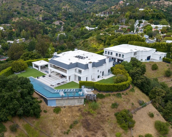 La modeste demeure de Beverly Hills inclut 12 chambres, 24 salles de bains et un terrain de basketball, entre autres commodités.