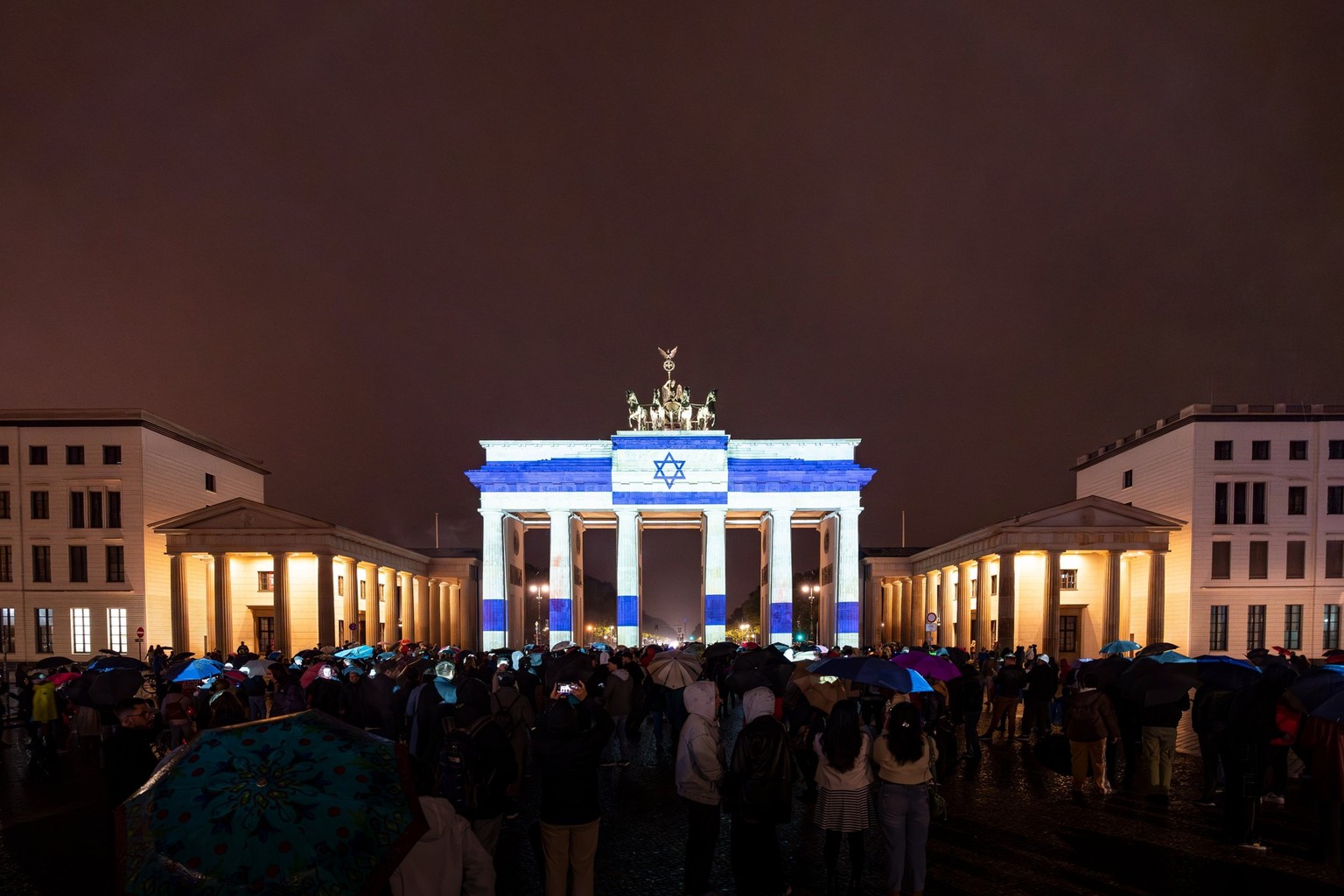 La porte de Brandebourg, qui se situe à l'entrée de l'ancien Berlin, est le symbole de la ville. Il a été illuminé le 7 octobre.