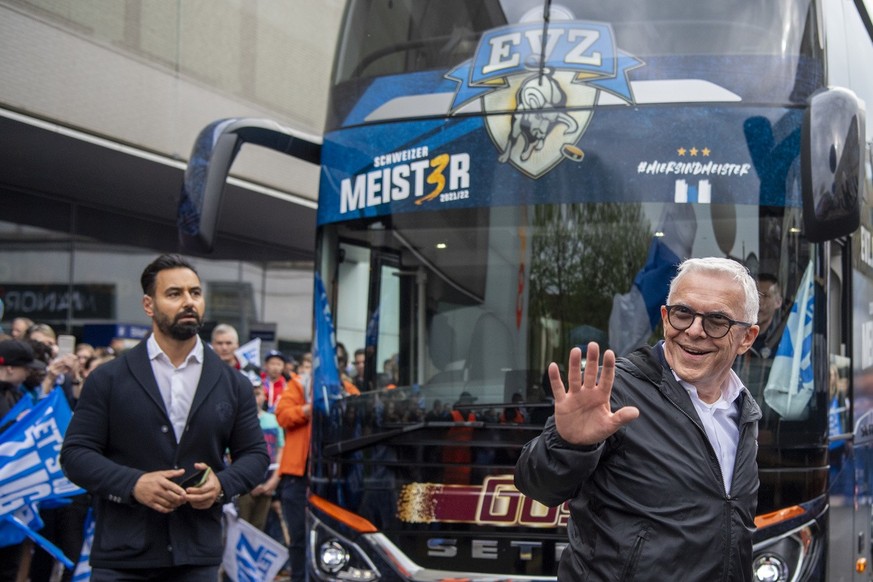 Der Praesident des EV Zug, Hans-Peter Strebel bei der Meisterfeier des EV Zug in der Stadt Zug am Samstag, 7. Mai 2022 in Zug. (KEYSTONE/Urs Flueeler).