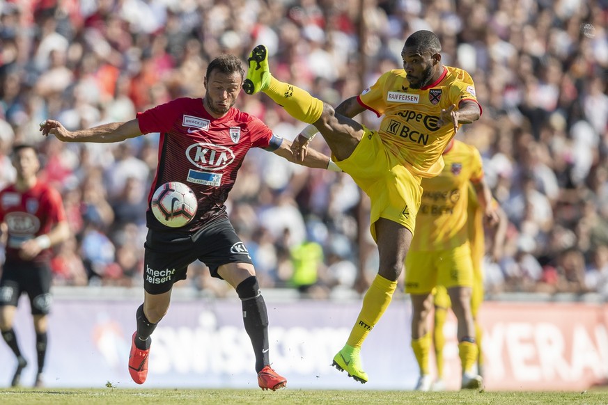Aaraus Elsad Zverotic, links, gegen Neuenburgs Geoffroy Serey Die, rechts, waehrend dem Barrage Rueckspiel zwischen dem FC Aarau und Neuchatel Xamax FCS, am Sonntag, 2. Juni 2019, im Stadion Bruegglif ...