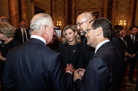 Le premier ministre ukrainien Denys Chmyhal et Olena Zelenska en compagnie de Charles III, lors de la cérémonie d'adieu pour Elizabeth II .