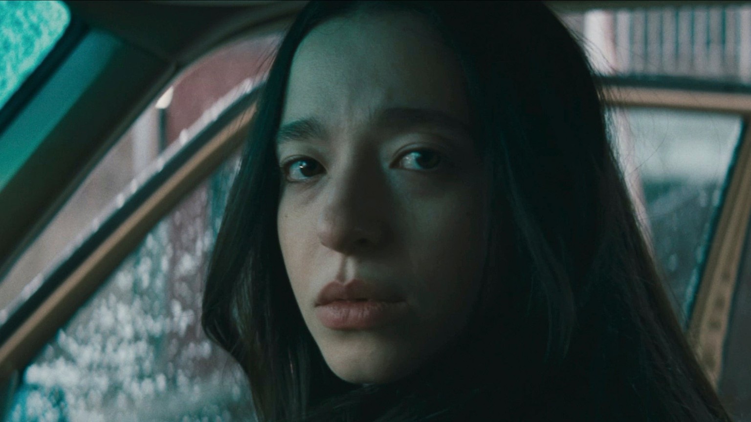 Mikey Madison et son visage extraordinairement expressif porte le film sur ses épaules.