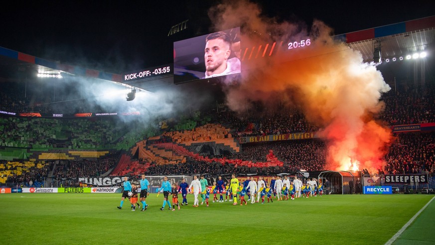 Einlauf der Mannscchaften, Pyrotechnik, Bengalo, Bengalisches Feuer, Pyro FC Basel Fans, Ultras. SUI, FC Basel vs. VfB Stuttgart, Fussball, UEFA Europa League, Herren, 2. Spieltag, Spielzeit 2025/2026 ...