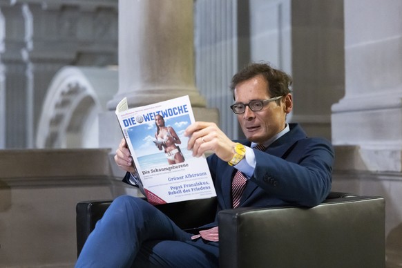 Roger Koeppel, SVP-ZH, wartet vor dem Kommissionszimmer der Immunitaetskommission, am Mittwoch, 11. Mai 2022 im Bundeshaus in Bern. (KEYSTONE/Peter Klaunzer)