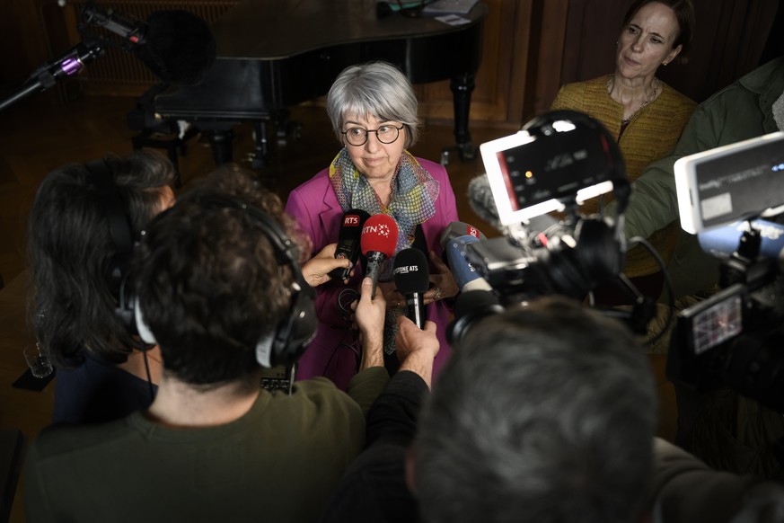 La Conseillere federale Elisabeth Baume-Schneider, cheffe du Departement federal de justice et police DFJP, repond aux questions des journalistes lors d&#039;un point presse apres une visite au centre ...