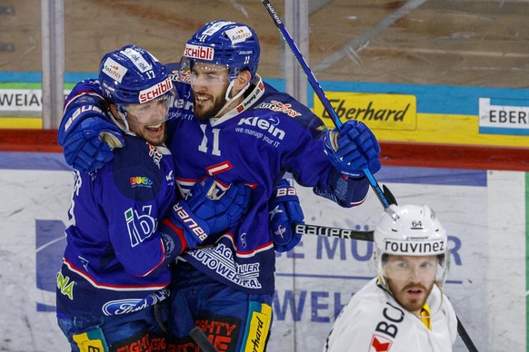 EHC Kloten Stuermer Niki Altorfer, links, feiert seinen Treffer zum 2-0 mit Fabian Ganz waehrend dem dritten Eishockey Playoff-Finalspiel der Swiss League zwischen dem EHC Kloten und dem HC Ajoie am D ...