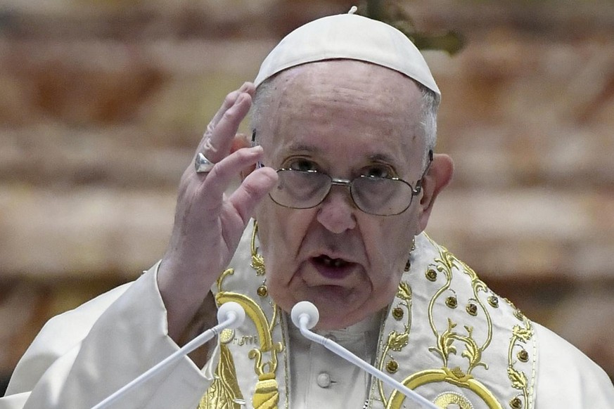 epa09115094 Pope Francis delivers his Urbi et Orbi Blessing, during the Easter Sunday Mass St. Peter&#039;s Basilica in the Vatican, 04 April 2021. Easter Sunday is the one of the highest religious ho ...