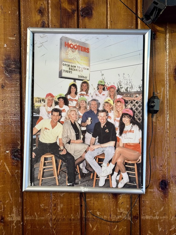 En Floride, en face du Daytona International Speedway, il y a un Hooters. Un vrai. En bois, façon saloon-diner, avec des télés sur tous les murs, des ailes de poulet tièdes, et des serveuses dans des  ...
