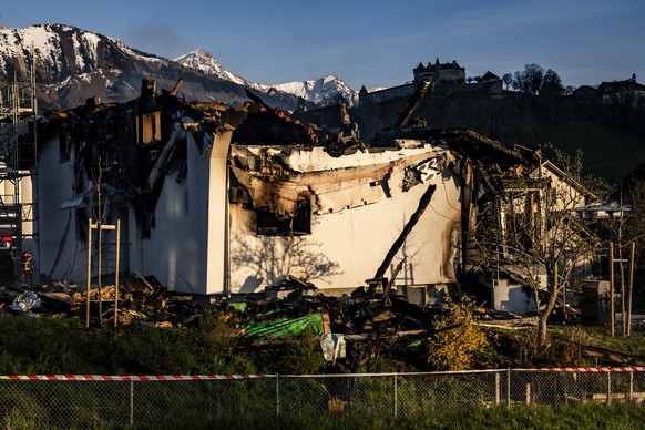 Une vue d&#039;une maison apres un incendie le jeudi 10 avril 2025 a Epagny dans le canton de Fribourg. A Epagny dans le canton de Fribourg, le corps d&#039;une victime a ete retrouve dans une maison  ...