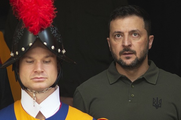 Volodymyr Zelenskyyy Visits Vatican - Italy Ukrainian President Volodymyr Zelenskyy leaves after a private audience with Pope Francis not pictured at the San Damaso courtyard in the Vatican City in Ro ...