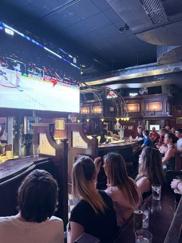 Ambiance tendue dans le bar lausannois King Size lors de la finale des Mondiaux de hockey sur glace.
